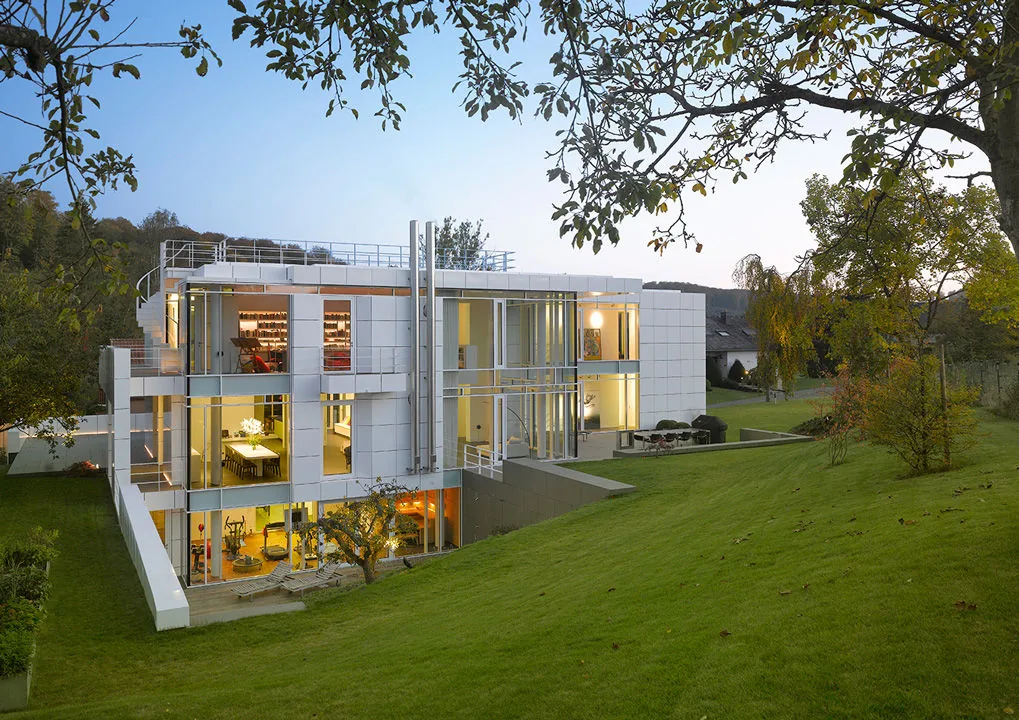 Arquitetura contemporânea em meio à natureza, conceito Aurora